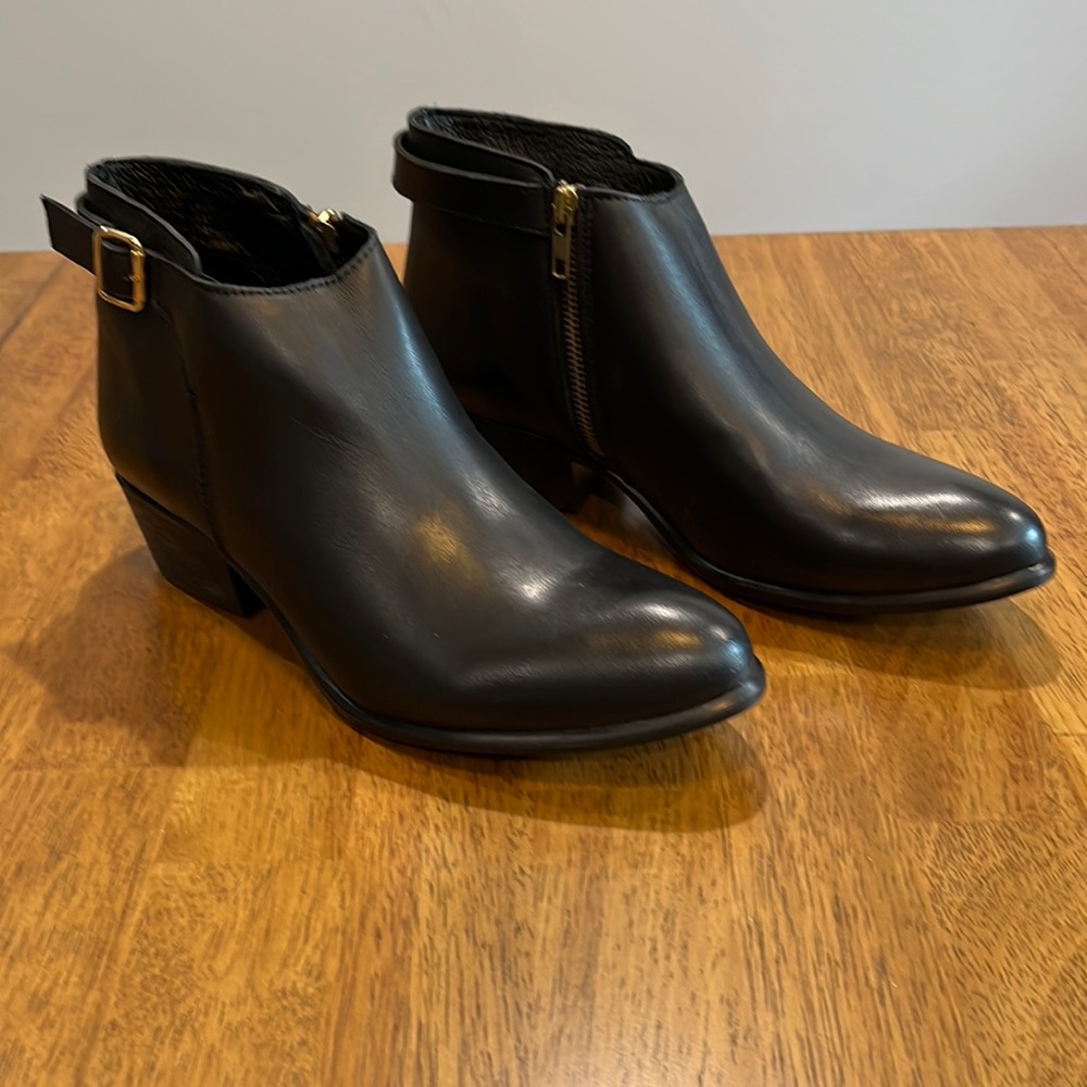 Steve Madden Neonee black leather booties size 9.